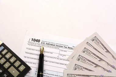Beyaz arka plan üzerinde 1040 Abd vergi iadesi formu tamamlanması.