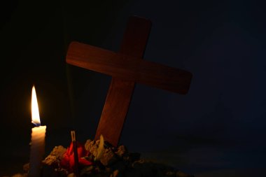 İnsan ruhuna saygı göstermekle. Bir mum verin ve ay ışığında mezarlıkta ISA haç altında gül.