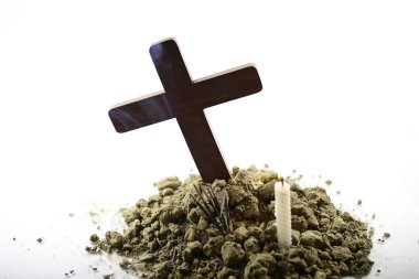 İnsan ruhuna saygı göstermekle. Bir mum vermek ve ISA haç altında gül.