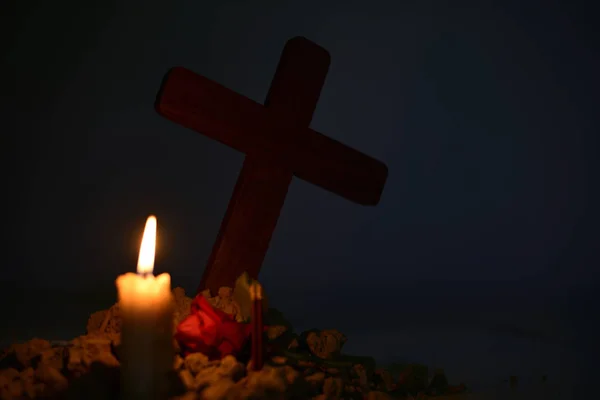 인간의 영혼에 존중을 합니다 촛불을 달빛에 묘지에서 십자가에서 — 스톡 사진