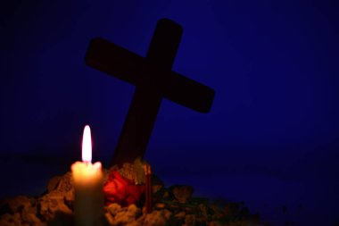 İnsan ruhuna saygı göstermekle. Bir mum verin ve ay ışığında mezarlıkta ISA haç altında gül.