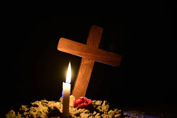 Bougie Allumée Sous Jésus Croix Dans Cimetière Sur Fond Noir — Photo