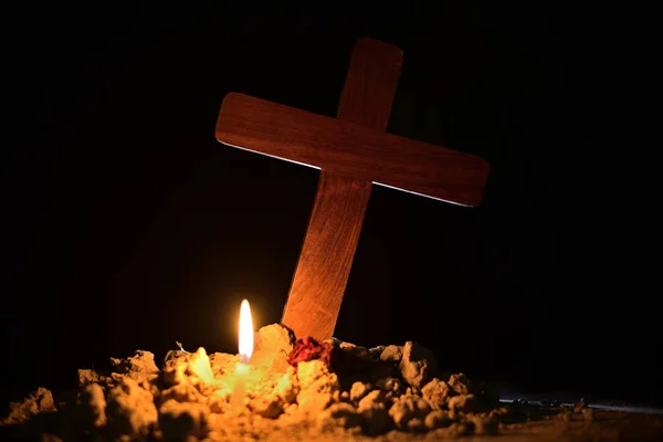 Brennende Kerze Unter Jesuskreuz Auf Einem Friedhof Vor Schwarzem Hintergrund — Stockfoto