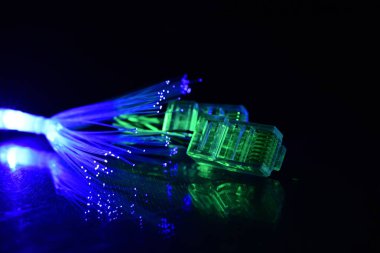 Siyah arka planda fiber optik ışık içeren ağ kablosu