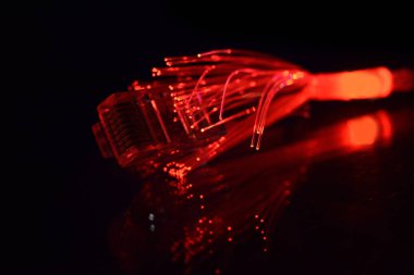 Siyah arka planda fiber optik ışık içeren ağ kablosu