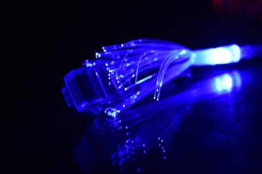 Siyah arka planda fiber optik ışık içeren ağ kablosu