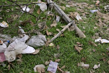 Yeşil çim alanında plastik çöp 