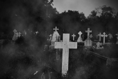 Mezarlıkta İsa haçı yakın çekim