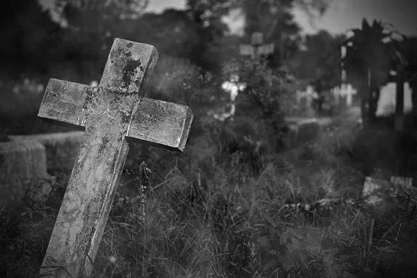 Primo Piano Della Croce Gesù Nel Cimitero — Foto Stock