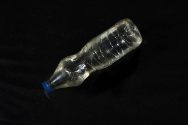 Plastik su şişesi siyah arka plan üzerinde izole