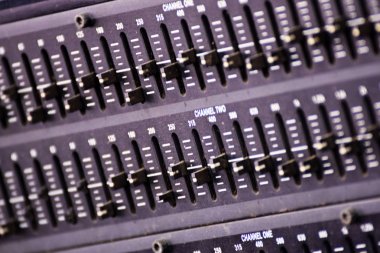 Stüdyo karıştırma sesinde ses mikserinin yakın çekim.