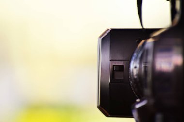 Video gazeteci bir olay kamera tarafından hareketli resim yakalama