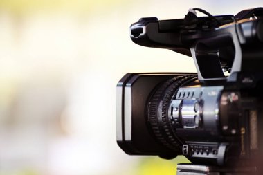 Video gazeteci bir olay kamera tarafından hareketli resim yakalama