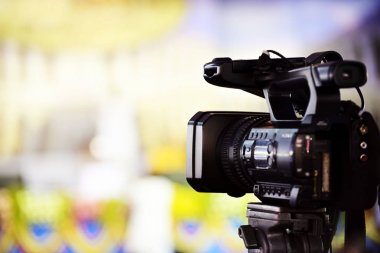 Video gazeteci bir olay kamera tarafından hareketli resim yakalama