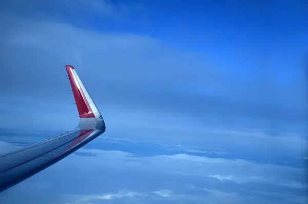 Πτέρυγα Του Αεροπλάνου Γαλάζιο Ουρανό Συλλαμβάνεται Από Παράθυρο — Φωτογραφία Αρχείου