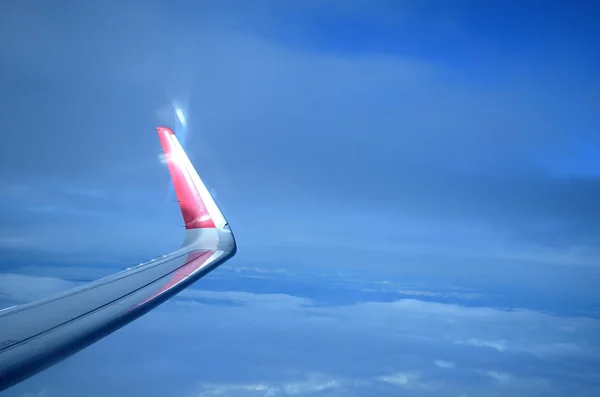 Ala Avión Azul Medio Del Cielo Captura Desde Ventana —  Fotos de Stock