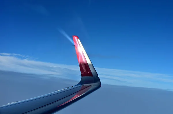 Ala Avião Céu Médio Azul Capturado Partir Janela — Fotografia de Stock