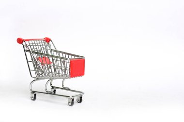 Beyaz arka planda izole alışveriş sepeti arabası