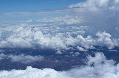 Mid Air, uçak penceresinden pelerin görünümüne bindirdi