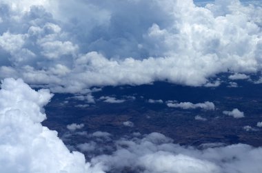 Mid Air, uçak penceresinden pelerin görünümüne bindirdi