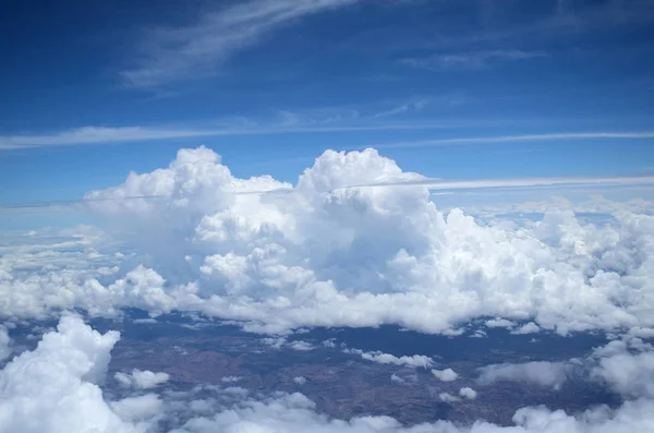 飛行機の窓から見た空中雲の岬の眺め — ストック写真