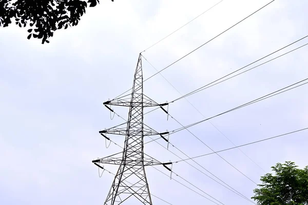 Les Câbles Alimentation Haute Tension Sont Suspendus Dessus Ciel Bleu — Photo