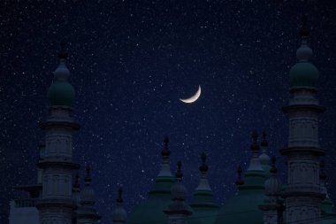 Ay ve yıldız gökyüzünde Bayram Ul fitr gece caminin tepesi
