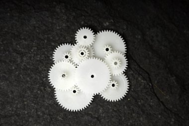 Beyaz tekerlek dişlileri siyah doku arka planında