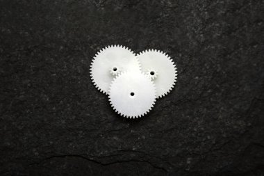 Beyaz tekerlek dişlileri siyah doku arka planında