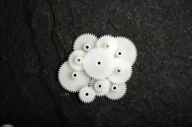 Beyaz tekerlek dişlileri siyah doku arka planında