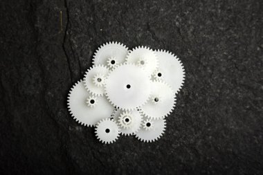 Beyaz tekerlek dişlileri siyah doku arka planında