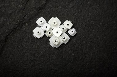 Beyaz tekerlek dişlileri siyah doku arka planında