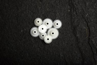 Beyaz tekerlek dişlileri siyah doku arka planında