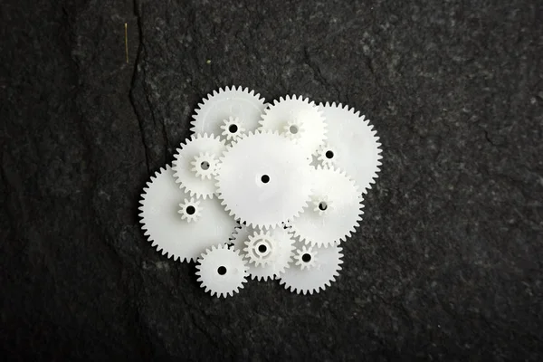Beyaz tekerlek dişlileri siyah doku arka planında