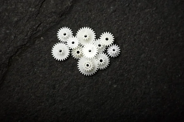 Beyaz tekerlek dişlileri siyah doku arka planında