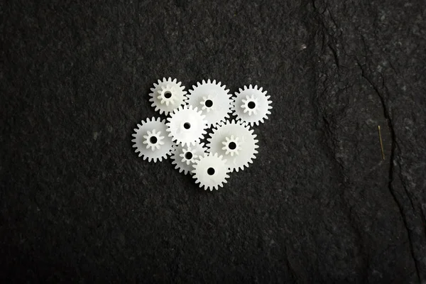 Beyaz tekerlek dişlileri siyah doku arka planında