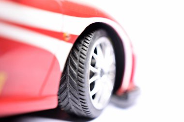 Beyaz arka planda izole edilmiş bir arabanın lastiklerinin yakın çekimi