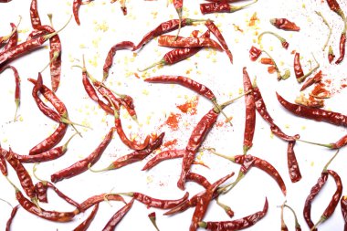 Kırmızı biberler beyaz arkaplanda izole edilmiş.