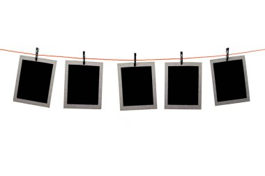 Beyaz arka planda bir satırda asılı Boş Polaroid resimler
