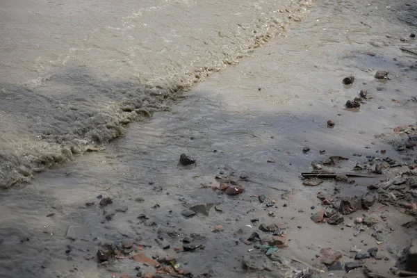 Ρύπανση Του Νερού Μολυσμένα Νερά Ρέουν Στο Ποτάμι — Φωτογραφία Αρχείου