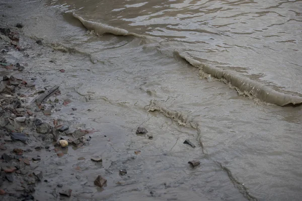 Ρύπανση Του Νερού Μολυσμένα Νερά Ρέουν Στο Ποτάμι — Φωτογραφία Αρχείου
