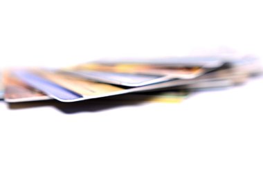 İzole beyaz arka plan üzerinde kredi kartları