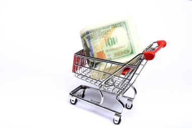 Beyaz arka planda izole yüz Amerikan doları banknotlu alışveriş sepeti.