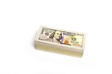 Beyaz arka plana karşı yüz Amerikan doları banknot yığını.