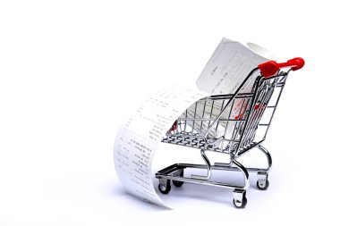 Beyaz arka planda izole edilmiş makbuzlu alışveriş sepeti. Bakkal giderleri ve tüketicilik kavramı.