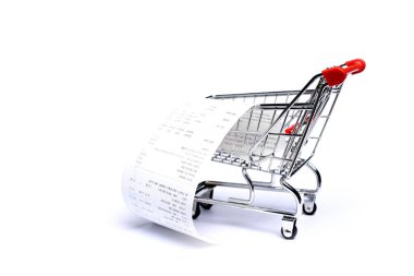 Beyaz arka planda izole edilmiş makbuzlu alışveriş sepeti. Bakkal giderleri ve tüketicilik kavramı.