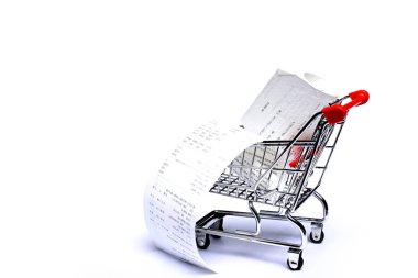 Beyaz arka planda izole edilmiş makbuzlu alışveriş sepeti. Bakkal giderleri ve tüketicilik kavramı.