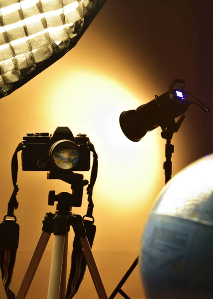 Réflexion Mondiale Travers Une Lentille Caméra Dans Studio Photographie — Photo