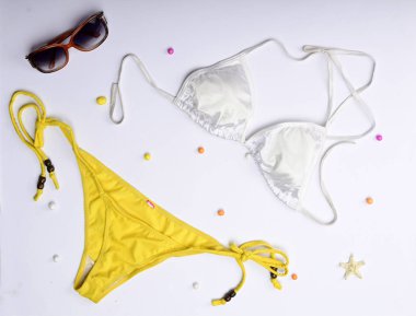 Renkli plaj kıyafeti, beyaz arka planda izole edilmiş bikini.