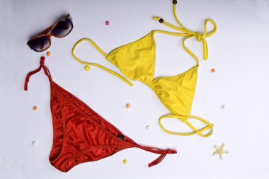 Renkli plaj kıyafeti, beyaz arka planda izole edilmiş bikini.